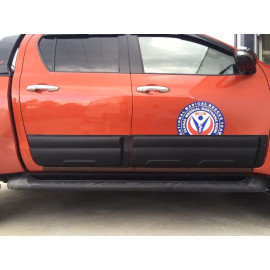 Накладки на двери Toyota Hilux 2016+