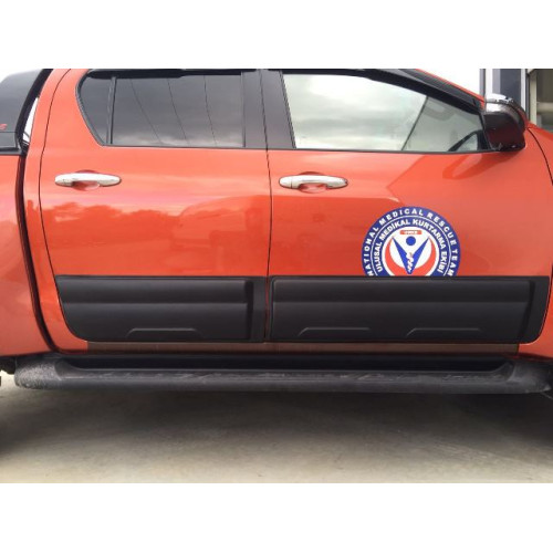 Накладки на двери Toyota Hilux 2016+