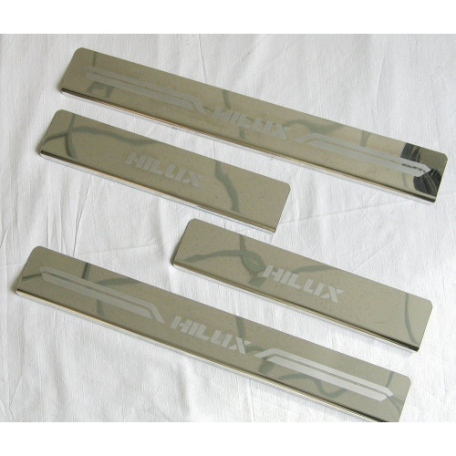 Накладки на пороги Toyota Hilux 2017-2018