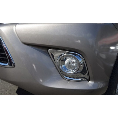Хром накладки на туманки toyota hilux 2016