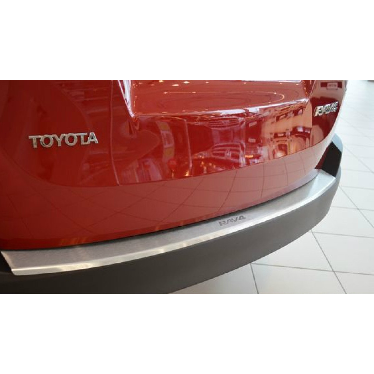 Накладка на задний бампер Toyota Rav 4 2017