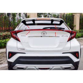 LED вставка между фонарями TOYOTA C-HR 2018