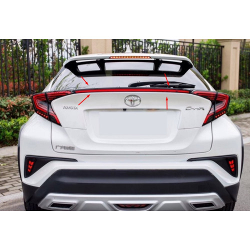 LED вставка между фонарями TOYOTA C-HR 2018