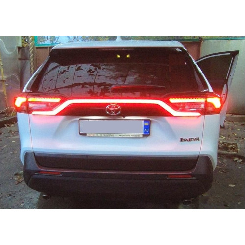 LED накладка между фонарями TOYOTA RAV4 2020